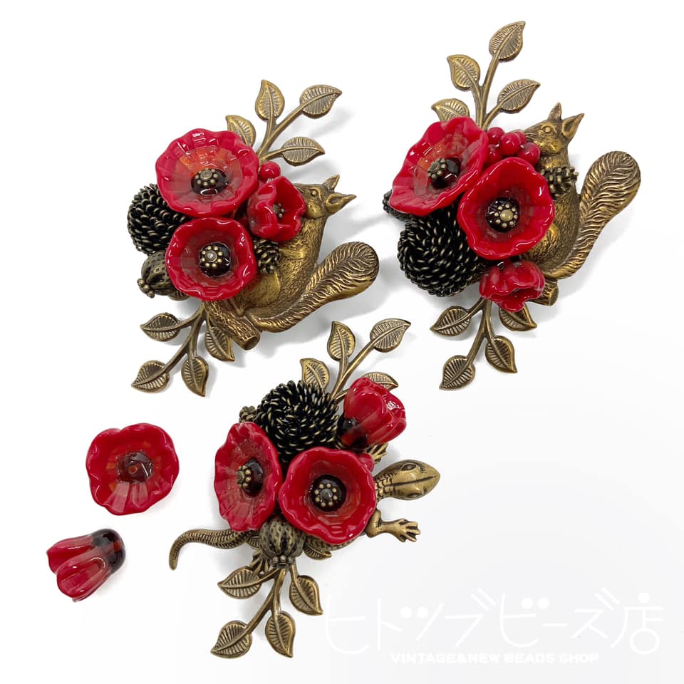 ハンドメイドガラスビーズのブローチ