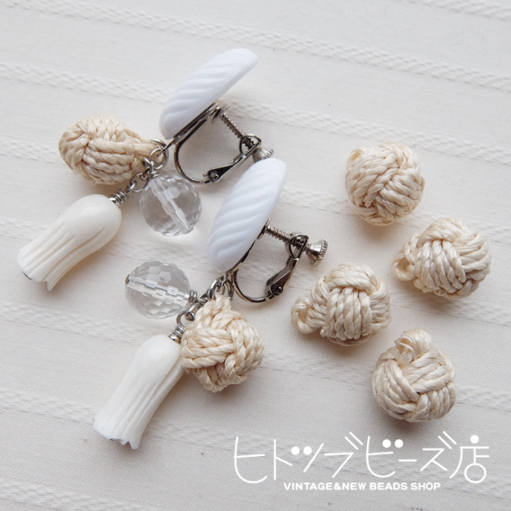 天然素材を結んだ丸いボタン