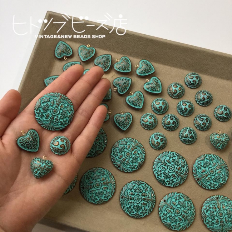 ドイツアクリルの新色カボション