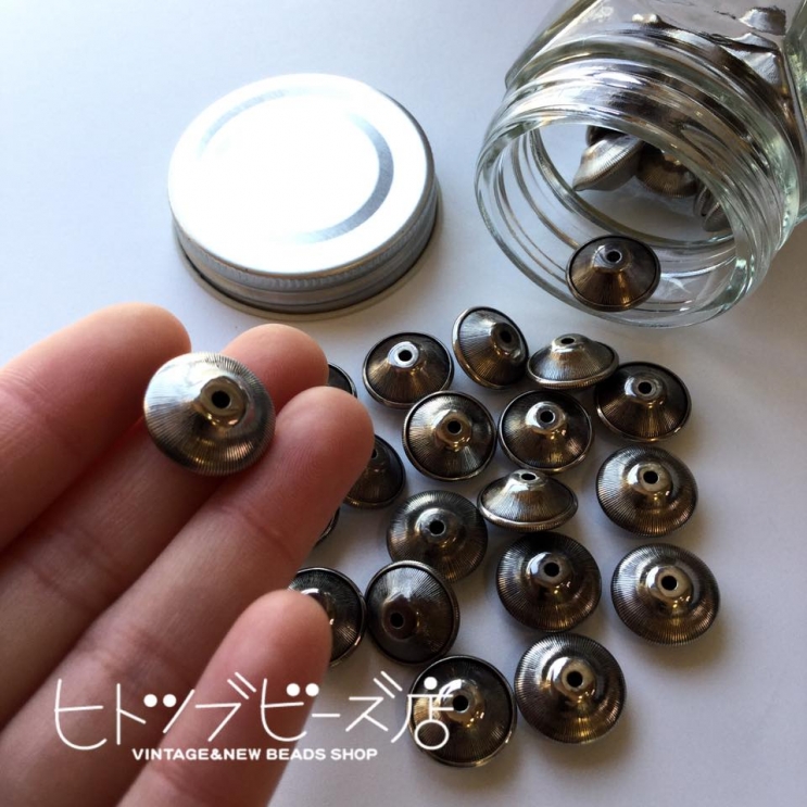 そろばんの玉のような形のビーズ