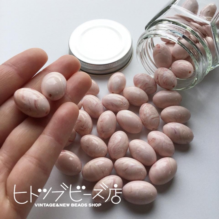 苺ミルクみたいなヴィンテージビーズ