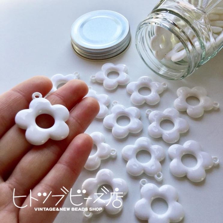 日本製プラスチックお花チャーム