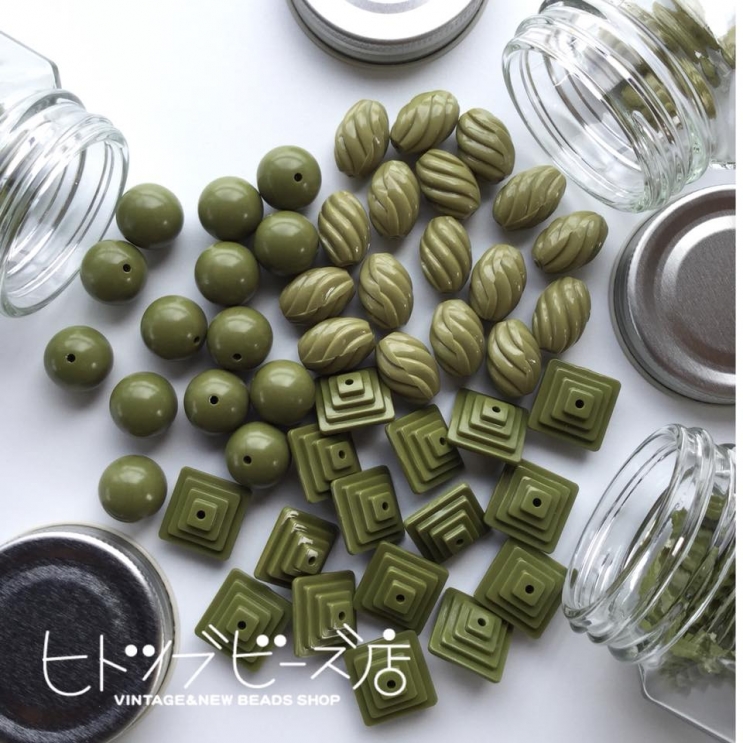 カーキ色のヴィンテージビーズ