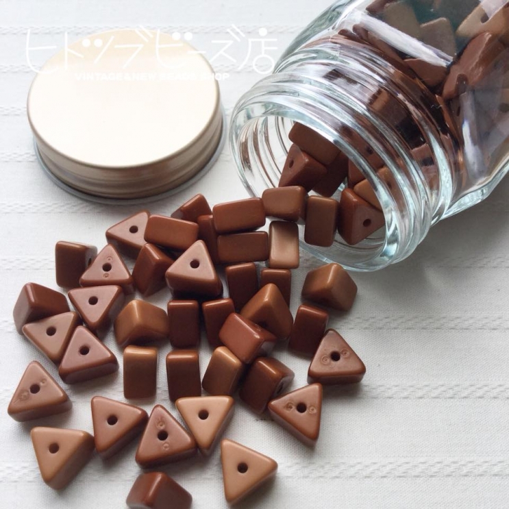 三角ビーズ