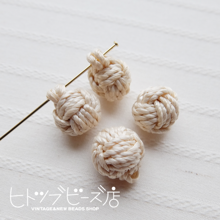 天然素材を結んだ丸いボタン