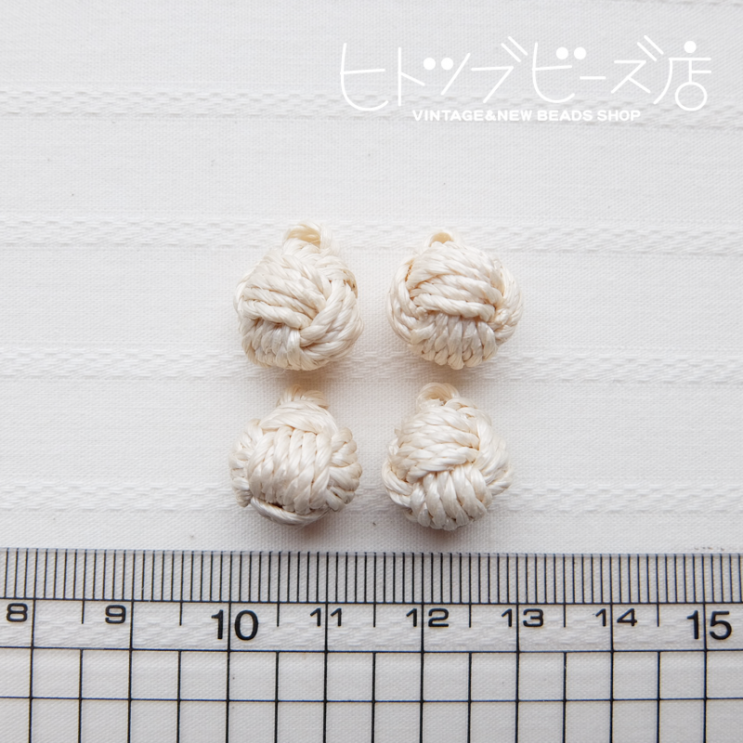 天然素材を結んだ丸いボタン