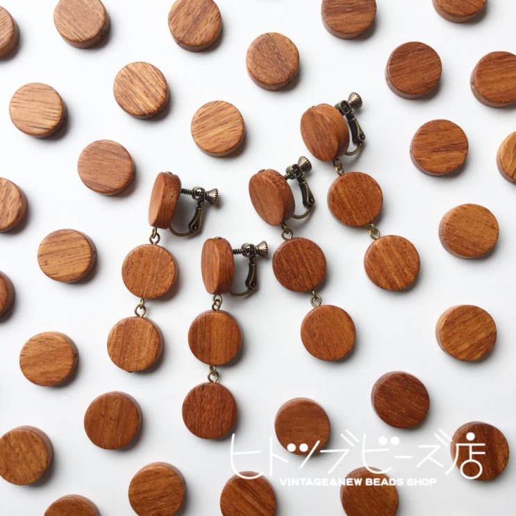 コインのような形のウッドビーズ