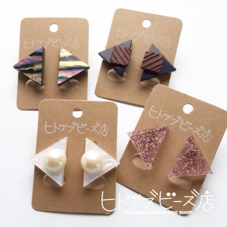 三角形カボションのシンプルイヤリング