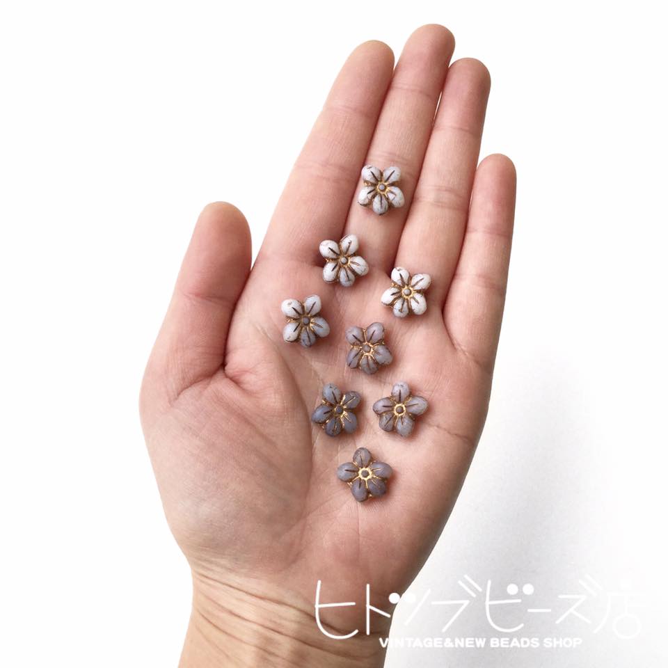 チェコ製すみれの形のガラスビーズ