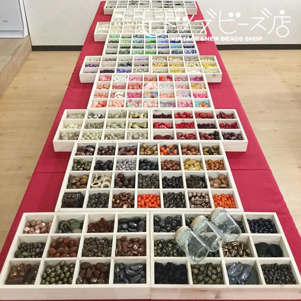 ヴィンテージビーズも入る、瓶に詰める大人向け詰め放題