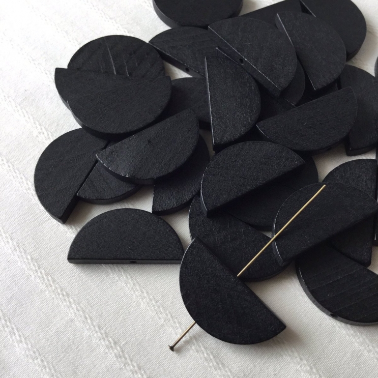 半円形のウッドビーズ