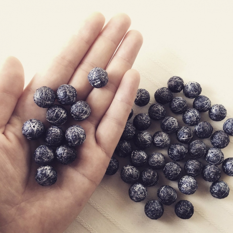 シルクの糸で作られたビーズ