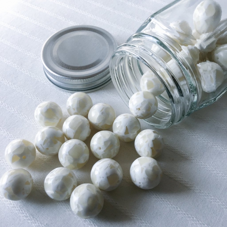 オフホワイト系の色合いがかわいい丸玉ビーズ