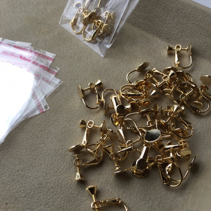 カボション貼り付け用のイヤリング金具