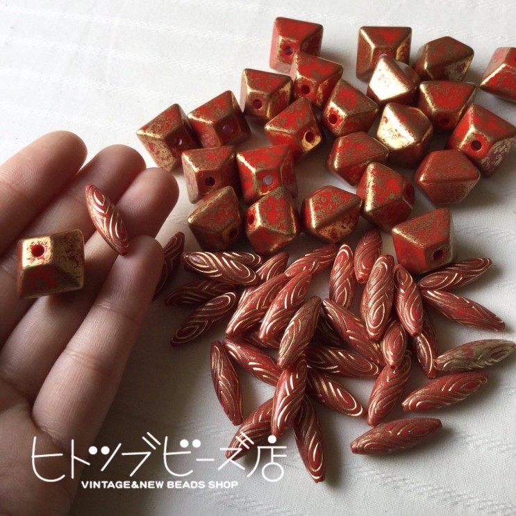 秋冬ファッションの差し色にビーズを