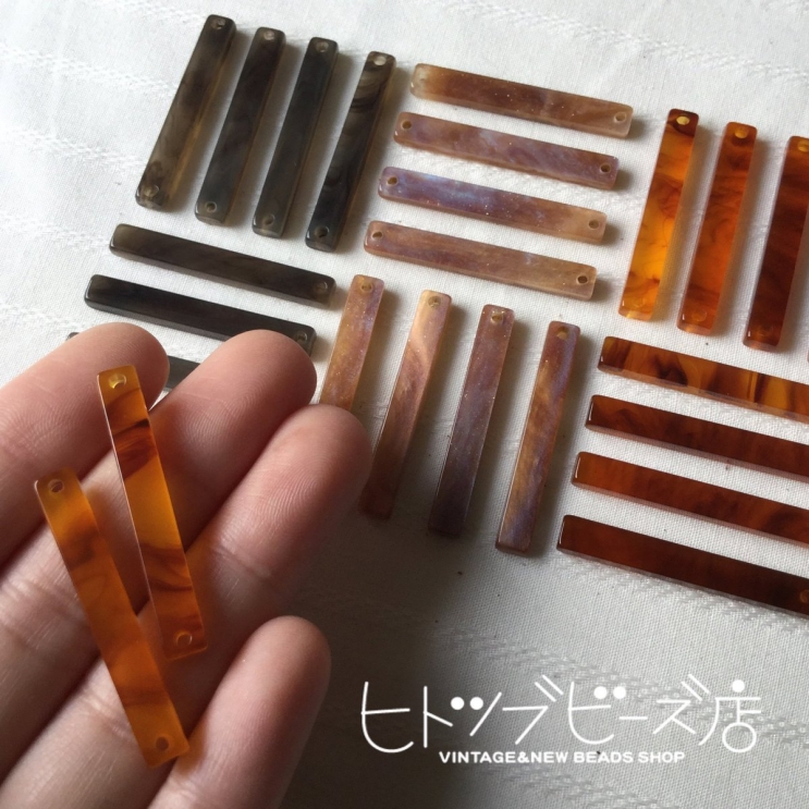 デッドストックのアクリル板ビーズ