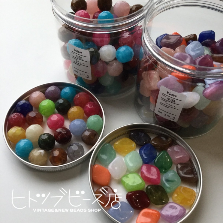 カラフルなアクリルビーズ