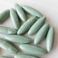 細長ライスビーズ