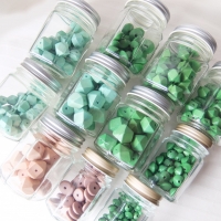 春らしいカラーのウッドビーズ