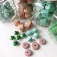 春らしいカラーのウッドビーズ