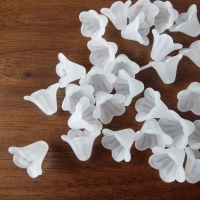 フロスト加工のアクリルお花パーツ