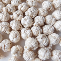 天然繊維の編みボタン