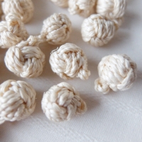 天然繊維の編みボタン