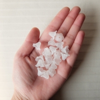 フロスト加工のアクリルお花パーツ